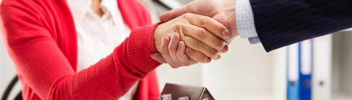 אישה מקבלת משכנתא מיועץ מוסמך