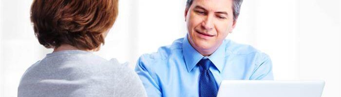 אשה מתייעצת לגבי משכנתא