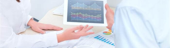 אנשי עסקים מראים אחד לשני נתונים לגבי משכנתא