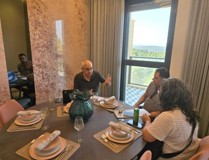 רישרד הננפלד, יועץ משכנתאות, מקיים פגישת ייעוץ אישית עם זוג לקוחות