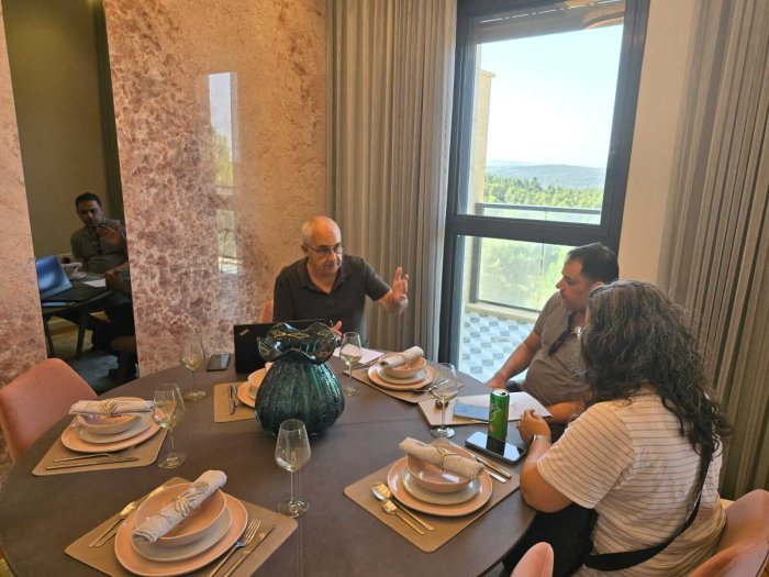 רישרד הננפלד, יועץ משכנתאות, מקיים פגישת ייעוץ אישית עם זוג לקוחות