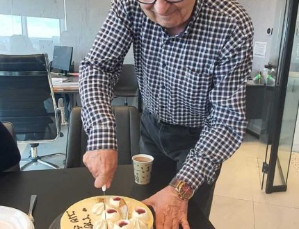 רישרד הננפלד יועץ משכנתאות בכיר חותך עוגה ללקוחותיו