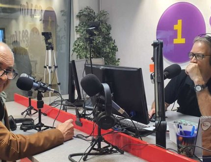 רישרד הננפלד, מנכ"ל חברת ייעוץ משכנתאות, מתראיין לרדיו עם מגיש בתחנת רדיו 89 FM