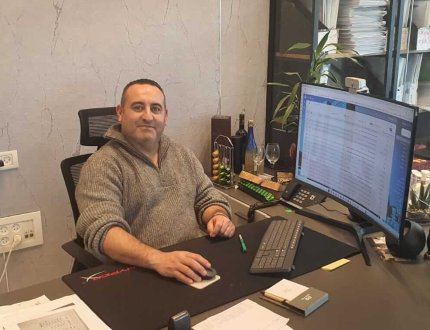 שותף בחברת "מיקוד משכנתאות" של רישרד הננפלד, מציע שירותי ייעוץ משכנתא.