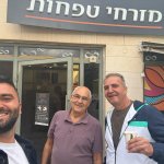 שלומי וישראל עם יועץ המשכנתאות בסניף מזרחי טפחות בתל אביב
