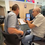 אלי בפגישת ייעוץ משכנתאות בסניף מזרחי טפחות בחדרה